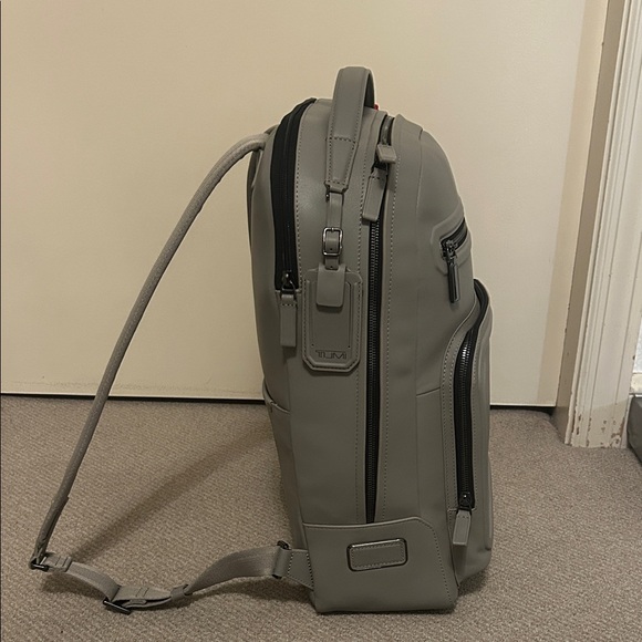 TUMI taupe gray Men’s Warren Backpack 100%leather 17x12x5 and laptop section - Picture 2 of 5